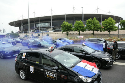 Des chauffeurs de taxis manifestent sur l'autoroute A1 près de Paris, le 21 mai 2025 - THOMAS SAMSON (AFP) Des chauffeurs de taxis manifestent sur l'autoroute A1 près de Paris, le 21 mai 2025 - THOMAS SAMSON (AFP)