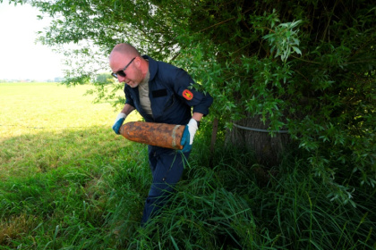 Un membre de l'équipe de déminage de la DOVO ramasse de vieux obus de la Première Guerre mondiale trouvés dans la campagne du nord-ouest de la Belgique, près d'Ypres, le 19 mai 2025 - Nicolas TUCAT (AFP) Un membre de l'équipe de déminage de la DOVO ramasse de vieux obus de la Première Guerre mondiale trouvés dans la campagne du nord-ouest de la Belgique, près d'Ypres, le 19 mai 2025 - Nicolas TUCAT (AFP)