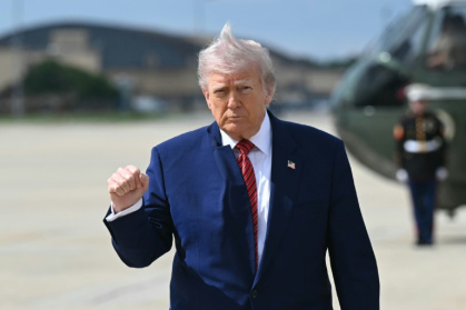 Le président américain Donald Trump à la base Andrews, dans le Maryland, avant d'embarquer à bord d'Air Force One à destination du New Jersey, le 23 mai 2025 - SAUL LOEB (AFP) Le président américain Donald Trump à la base Andrews, dans le Maryland, avant d'embarquer à bord d'Air Force One à destination du New Jersey, le 23 mai 2025 - SAUL LOEB (AFP)