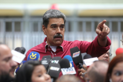 Cette photo fournie par la présidence vénézuélienne montre le président vénézuélien Nicolas Maduro s'adressant à la presse devant un bureau de vote lors des élections régionales, à Caracas, le 25 mai 2025 - Federico PARRA (AFP) Cette photo fournie par la présidence vénézuélienne montre le président vénézuélien Nicolas Maduro s'adressant à la presse devant un bureau de vote lors des élections régionales, à Caracas, le 25 mai 2025 - Federico PARRA (AFP)