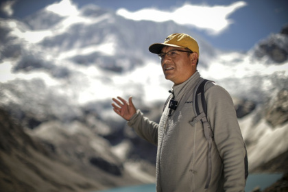 Saul Luciano Lliuya devant le lac Palcacocha, situé à 4.650 mètres d'altitude à Huaraz, dans le nord-est du Pérou, le 23 mai 2022 - INA FASSBENDER (AFP) Saul Luciano Lliuya devant le lac Palcacocha, situé à 4.650 mètres d'altitude à Huaraz, dans le nord-est du Pérou, le 23 mai 2022 - INA FASSBENDER (AFP)
