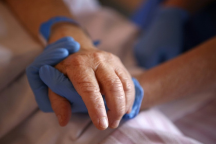 Une infirmière s'occupe d'une patiente en soins palliatifs à l'hôpital Eugénie d'Ajaccio, le 23 avril 2020 - Pascal POCHARD-CASABIANCA (AFP) Une infirmière s'occupe d'une patiente en soins palliatifs à l'hôpital Eugénie d'Ajaccio, le 23 avril 2020 - Pascal POCHARD-CASABIANCA (AFP)