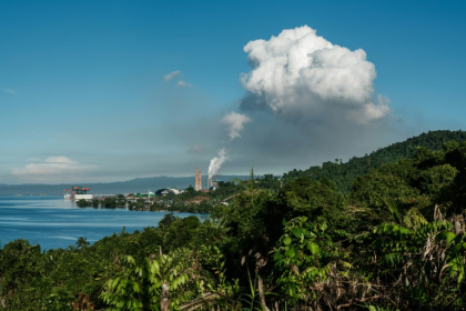 De la fumée au-dessus du parc industriel de Weda Bay (WBIP), centre de traitement et de fusion du nickel, le 14 avril 2025 à Gemaf, sur l'île de Halmahera, dans le nord des Moluques, en Indonésie - YASUYOSHI CHIBA (AFP) De la fumée au-dessus du parc industriel de Weda Bay (WBIP), centre de traitement et de fusion du nickel, le 14 avril 2025 à Gemaf, sur l'île de Halmahera, dans le nord des Moluques, en Indonésie - YASUYOSHI CHIBA (AFP)