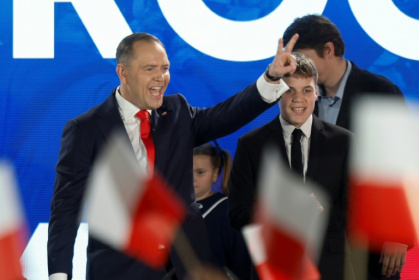 Le candidat nationaliste à la présidentielle polonaise Karol Nawrocki salue ses partisans, le 1er juin 2025 à Varsovie - Wojtek RADWANSKI (AFP) Le candidat nationaliste à la présidentielle polonaise Karol Nawrocki salue ses partisans, le 1er juin 2025 à Varsovie - Wojtek RADWANSKI (AFP)
