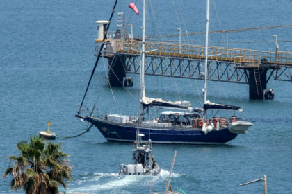 Un bateau de patrouille de la police israélienne se dirige le bateau Madleen amarré au port d'Ashdod après avoir été intercepté la veille par les forces israéliennes, le 10 juin 2025 - Jack GUEZ (AFP) Un bateau de patrouille de la police israélienne se dirige le bateau Madleen amarré au port d'Ashdod après avoir été intercepté la veille par les forces israéliennes, le 10 juin 2025 - Jack GUEZ (AFP)
