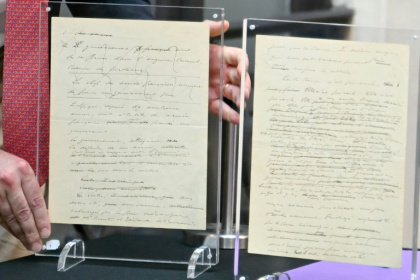 Le manuscrit de "l'Appel du 18 juin" de Charles de Gaulle lors de sa remise officielle par sa famille aux Archives nationales, le 12 juin 2025 à Paris - EMMA DA SILVA (AFP)