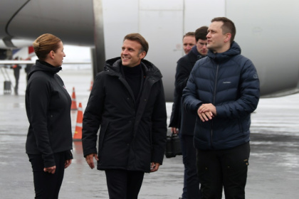La Première ministre danoise Mette Frederiksen (G) et le chef du gouvernement groenlandais, Jens-Frederik Nielsen(D), accueillent le président français Emmanuel Macron à l'aéroport de Nuuk, au Groenland, le 15 juin 2025 - Ludovic MARIN (AFP) La Première ministre danoise Mette Frederiksen (G) et le chef du gouvernement groenlandais, Jens-Frederik Nielsen(D), accueillent le président français Emmanuel Macron à l'aéroport de Nuuk, au Groenland, le 15 juin 2025 - Ludovic MARIN (AFP)