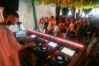 Un DJ anime une fête dépourvue de consommations alcoolisées à Singapour, le 24 mai 2025 - Roslan RAHMAN (AFP)