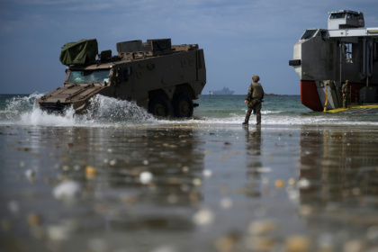 Un véhicule blindé amphibie Griffon débarque dans le cadre de l'opération POLARIS 25 à Plouhinec dans le Morbihan, dans l'ouest de la France, le 12 juin 2025 - Loic VENANCE (AFP)