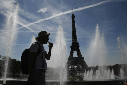 Un homme se rafraîchit près de fontaines à Paris le 16 juin 2022 - JULIEN DE ROSA (AFP)