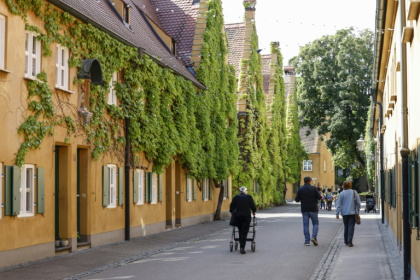 Des habitants dans une rue de la résidence "Fuggerei" à Augsbourg, le 1er avril 2025 dans le sud de l'Allemagne - Michaela STACHE (AFP) Des habitants dans une rue de la résidence "Fuggerei" à Augsbourg, le 1er avril 2025 dans le sud de l'Allemagne - Michaela STACHE (AFP)