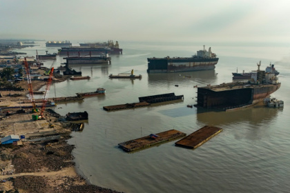 Vue aérienne d'un chantier de démolition navale géré par l'entreprise PHP Ship Breaking & Recycling Industries dans la ville portuaire de Chittagong, dans le sud du Bangladesh, le 18 février 2025 - Munir UZ ZAMAN (AFP)