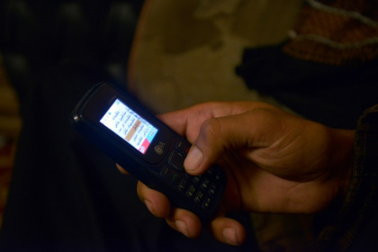 Un membre du personnel de sécurité taliban utilise un téléphone non connecté à Kandahar, le 17 juin 2025 en Afghanistan - Sanaullah SEIAM (AFP) Un membre du personnel de sécurité taliban utilise un téléphone non connecté à Kandahar, le 17 juin 2025 en Afghanistan - Sanaullah SEIAM (AFP)