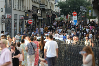 Des gens se rassemblent pour la Fête de la musique, le 21 juin 2025 à Paris - ROMAIN PERROCHEAU (AFP)