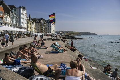 La plage de Wimereux le 18 juin 2025, avec ses baigneurs et sa gare voisine où s'abritent quelques migrants en quête d'ombre - Sameer Al-DOUMY (AFP) La plage de Wimereux le 18 juin 2025, avec ses baigneurs et sa gare voisine où s'abritent quelques migrants en quête d'ombre - Sameer Al-DOUMY (AFP)