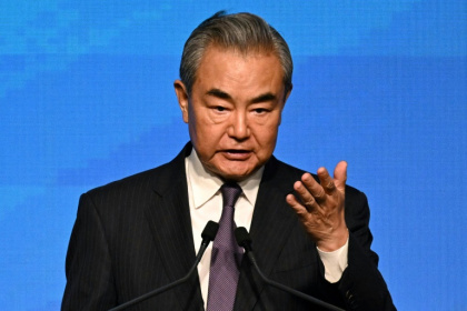 Le ministre chinois des Affaires étrangères, Wang Yi, prend la parole lors de la cérémonie de signature de la Convention sur la création de l'Organisation internationale pour la médiation (IOMed) à Hong Kong, le 30 mai 2025 - Peter PARKS (AFP) Le ministre chinois des Affaires étrangères, Wang Yi, prend la parole lors de la cérémonie de signature de la Convention sur la création de l'Organisation internationale pour la médiation (IOMed) à Hong Kong, le 30 mai 2025 - Peter PARKS (AFP)