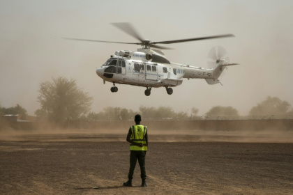 Un membre du Service aérien humanitaire des Nations unies (UNHAS) observe l'atterrissage d'un hélicoptère UNHAS à Dori, au Burkina Faso, le 31 mai 2024 - Chema Moya (AFP) Un membre du Service aérien humanitaire des Nations unies (UNHAS) observe l'atterrissage d'un hélicoptère UNHAS à Dori, au Burkina Faso, le 31 mai 2024 - Chema Moya (AFP)