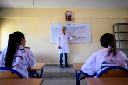 Des élèves suivent un cours d'arabe dans l'une des "Ecoles de la deuxième chance" destinées à lutter contre le décrochage scolaire, le 22 mai 2025 dans la ville marocaine de Tiflet, à une soixantaine de kilomètres de Rabat - Issam ZERROK (AFP) Des élèves suivent un cours d'arabe dans l'une des "Ecoles de la deuxième chance" destinées à lutter contre le décrochage scolaire, le 22 mai 2025 dans la ville marocaine de Tiflet, à une soixantaine de kilomètres de Rabat - Issam ZERROK (AFP)