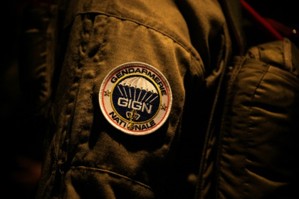 L'écusson du GIGN sur un membre de cette unité d'élite de la gendarmerie en opération aéroportée près d'Orléans, le 23 juin 2025 - JULIEN DE ROSA (AFP)