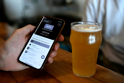 Un paiement en cryptomonnaie via l'application mobile Lyzi au bar La Fracasse à Talence, près de Bordeaux, le 1er juillet 2025 - Christophe ARCHAMBAULT (AFP) Un paiement en cryptomonnaie via l'application mobile Lyzi au bar La Fracasse à Talence, près de Bordeaux, le 1er juillet 2025 - Christophe ARCHAMBAULT (AFP)