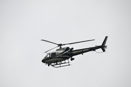 Un hélicoptère des autorités texanes participe aux recherches de disparus après les inondations subites à Hunt, dans l'Etat américain du Texas, le 6 juillet 2025 - RONALDO SCHEMIDT (AFP) Un hélicoptère des autorités texanes participe aux recherches de disparus après les inondations subites à Hunt, dans l'Etat américain du Texas, le 6 juillet 2025 - RONALDO SCHEMIDT (AFP)