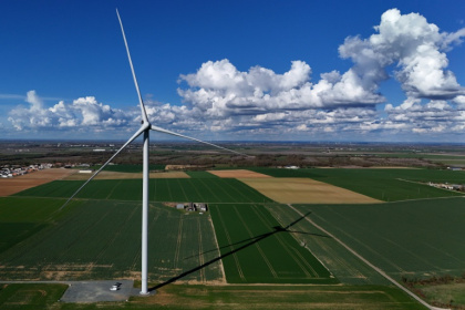 Une éolienne à Andilly-les-Marais, près de La Rochelle, le 10 mars 2025 - Christophe ARCHAMBAULT (AFP) Une éolienne à Andilly-les-Marais, près de La Rochelle, le 10 mars 2025 - Christophe ARCHAMBAULT (AFP)
