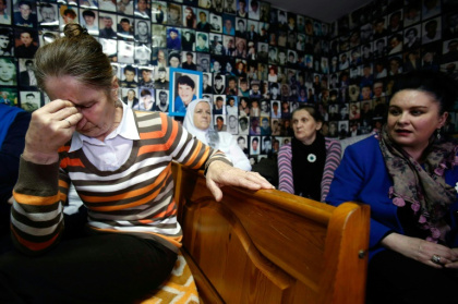Des femmes bosniaques musulmanes, survivantes du massacre de Srebrenica en juillet 1995, assistent en direct à la télévision au verdict du procès de l'ancien dirigeant serbe Radovan Karadzic, à Tuzla, le 24 mars 2016 - STR (AFP)