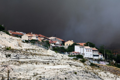 Nuage de fumée au dessus de Marseille provoqué par les incendies, le 8 juillet 2025 - CLEMENT MAHOUDEAU (AFP) Nuage de fumée au dessus de Marseille provoqué par les incendies, le 8 juillet 2025 - CLEMENT MAHOUDEAU (AFP)