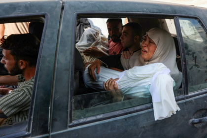 Une Palestinienne pleure en tenant le corps d'un proche, tué après une frappe israélienne, à Gaza-Ville, le 9 juillet 2025 - Omar AL-QATTAA (AFP)