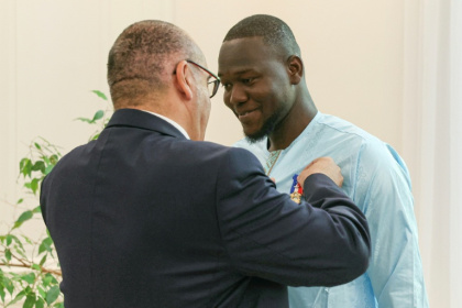 Fousseynou Cissé reçoit la médaille du courage par le Préfet de police de Paris  Laurent Nunez (g), le 13 juillet 2025 à la préfecture de police de Paris - ALAIN JOCARD (AFP)