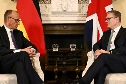 Le Premier ministre britannique Keir Starmer (d) et le chancelier allemand Friedrich Merz lors d'une rencontre au 10 Downing Street, le 17 juillet 2025 à Londres - Leon Neal (AFP) Le Premier ministre britannique Keir Starmer (d) et le chancelier allemand Friedrich Merz lors d'une rencontre au 10 Downing Street, le 17 juillet 2025 à Londres - Leon Neal (AFP)