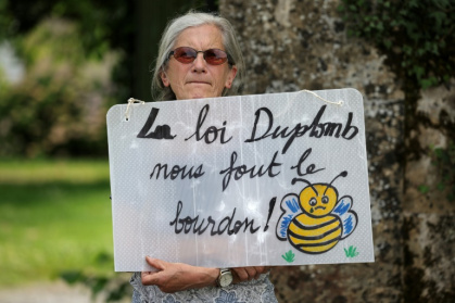 Une opposante à la loi Duplomb, membre de la Confédération paysanne, à Saint-Michel dans le Gers, le 5 juin 2025 - Valentine CHAPUIS (AFP) Une opposante à la loi Duplomb, membre de la Confédération paysanne, à Saint-Michel dans le Gers, le 5 juin 2025 - Valentine CHAPUIS (AFP)