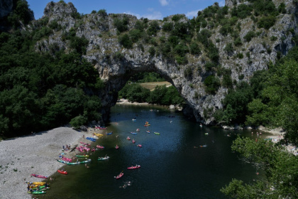 Des vacanciers en canoës et kayaks sur la rivière Ardèche près de Vallon-Pont-d'Arc, le 15 juillet 2025 en Ardèche - JEAN-PHILIPPE KSIAZEK (AFP) Des vacanciers en canoës et kayaks sur la rivière Ardèche près de Vallon-Pont-d'Arc, le 15 juillet 2025 en Ardèche - JEAN-PHILIPPE KSIAZEK (AFP)