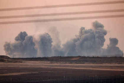Cette photo, prise depuis un point situé à la frontière israélienne avec la bande de Gaza, montre de la fumée s’élevant d'un secteur lors de frappes israéliennes sur le territoire palestinien, le 21 juillet 2025 - Eyad BABA (AFP) Cette photo, prise depuis un point situé à la frontière israélienne avec la bande de Gaza, montre de la fumée s’élevant d'un secteur lors de frappes israéliennes sur le territoire palestinien, le 21 juillet 2025 - Eyad BABA (AFP)