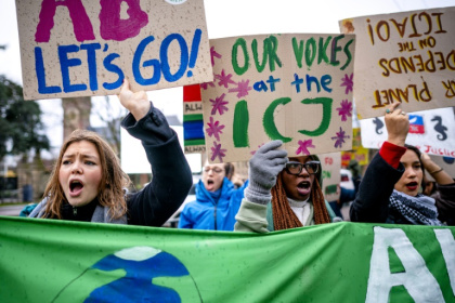 Un groupe de militants pour le climat manifeste devant la Cour internationale de justice à La Haye, aux Pays-Bas, le 2 décembre 2024 - Lina Selg (AFP) Un groupe de militants pour le climat manifeste devant la Cour internationale de justice à La Haye, aux Pays-Bas, le 2 décembre 2024 - Lina Selg (AFP)
