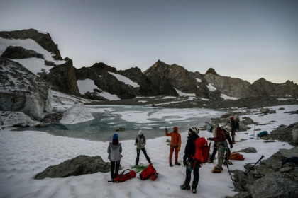 Des randonneurs s'apprête à gravir le glacier de la Selle dans le massif des Ecrins à Saint-Christophe-en-Oisans, en Isère, le 9 juillet 2025 - JEFF PACHOUD (AFP) Des randonneurs s'apprête à gravir le glacier de la Selle dans le massif des Ecrins à Saint-Christophe-en-Oisans, en Isère, le 9 juillet 2025 - JEFF PACHOUD (AFP)