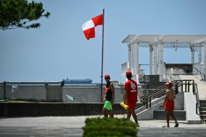 Un drapeau signale une alerte au tsunami sur une plage de Chiba, dans l'est du Japon, le 30 juillet 2025 - Philip FONG (AFP) Un drapeau signale une alerte au tsunami sur une plage de Chiba, dans l'est du Japon, le 30 juillet 2025 - Philip FONG (AFP)