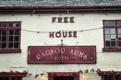 Photo de la façade du pub Radnor Arms, dans le village de New Radnor au Pays de Galles, le 6 juin 2025 - Daniel MATTHEWS (AFP) Photo de la façade du pub Radnor Arms, dans le village de New Radnor au Pays de Galles, le 6 juin 2025 - Daniel MATTHEWS (AFP)
