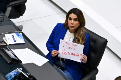 La députée d'opposition Macela Villatoro brandit une pancarte avec a phrase "la démocratie est morte aujourd'hui" pendant l'examen par le Parlement d'une réforme permettant la réélection indéfinie du président, le 31 juillet 2025 - Marvin RECINOS (AFP) La députée d'opposition Macela Villatoro brandit une pancarte avec a phrase "la démocratie est morte aujourd'hui" pendant l'examen par le Parlement d'une réforme permettant la réélection indéfinie du président, le 31 juillet 2025 - Marvin RECINOS (AFP)