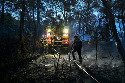 Des pompiers dans la forêt de Brocéliande, en Bretagne, le 18 juillet 2025 - Damien MEYER (AFP) Des pompiers dans la forêt de Brocéliande, en Bretagne, le 18 juillet 2025 - Damien MEYER (AFP)