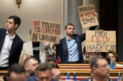Des parlementaires ukrainiens lors du vote de la loi rétablissant l'indépendance d'instances anticorruption, à Kiev le 31 juillet 2025 - ANDRII NESTERENKO (AFP) Des parlementaires ukrainiens lors du vote de la loi rétablissant l'indépendance d'instances anticorruption, à Kiev le 31 juillet 2025 - ANDRII NESTERENKO (AFP)