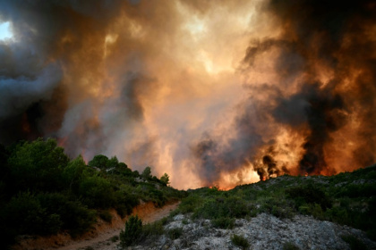 La forêt en feu à Fontjoncouse, dans l'Aude, le 6 août 2025 - Lionel BONAVENTURE (AFP)