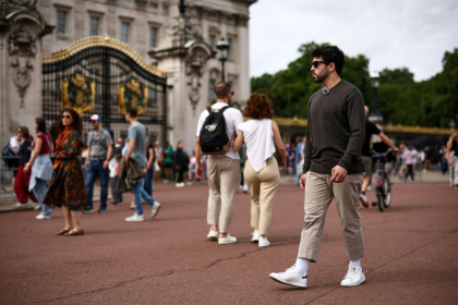 Diego Galdino, qui se filme en train de traquer les pickpockets, le 7 août 2025 à Londres - HENRY NICHOLLS (AFP) Diego Galdino, qui se filme en train de traquer les pickpockets, le 7 août 2025 à Londres - HENRY NICHOLLS (AFP)