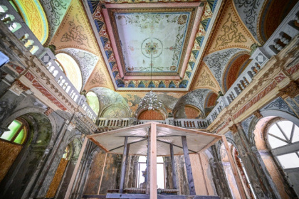 Le hall d'entrée des bains impériaux de Neptune, laissés à l'abandon, le 29 juillet 2025 à Baile Herculane, en Roumanie - Daniel MIHAILESCU (AFP)