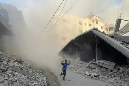 Un jeune Palestinien fuit des frappes aériennes israéliennes à Jabalia, dans le nord de la bande de Gaza, le 19 août 2025 - Bashar TALEB (AFP) Un jeune Palestinien fuit des frappes aériennes israéliennes à Jabalia, dans le nord de la bande de Gaza, le 19 août 2025 - Bashar TALEB (AFP)