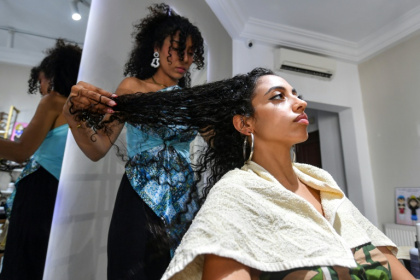 Une cliente se fait coiffer dans un salon de beauté à Tunis le 28 juillet 2025 - FETHI BELAID (AFP)
