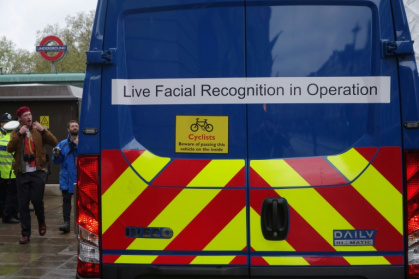 Un van de la police londonienne avec des caméras de reconnaissance faciale en temps réel déployé dans les rues de Londres lors du couronnement du roi Charles III le 6 mai 2023 - Will EDWARDS (AFP)
