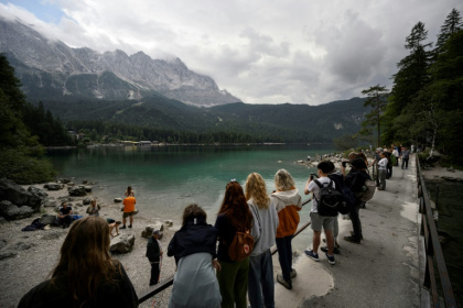 Des touristes admirent la vue du lac Eibsee, près de Garmisch-Partenkirchen, dans le sud de l'Allemagne, le 22 août 2025 - Philipp Guelland (AFP) Des touristes admirent la vue du lac Eibsee, près de Garmisch-Partenkirchen, dans le sud de l'Allemagne, le 22 août 2025 - Philipp Guelland (AFP)