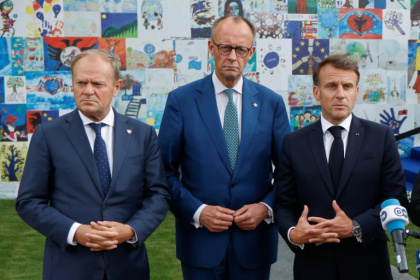 Le Premier ministre polonais Donald Tusk, le chancelier allemand Friedrich Merz et le président français Emmanuel Macron à Tirana le 16 mai 2025 - Christophe Ena (AFP)