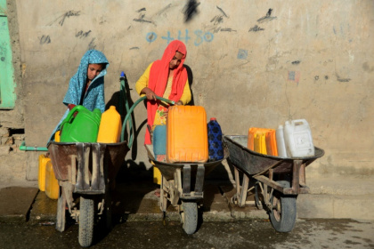 Des jeunes filles remplissent des jerrycans avec de l'eau potable à Kandahar, le 24 mai 2022 en Afghanistan - Javed TANVEER (AFP) Des jeunes filles remplissent des jerrycans avec de l'eau potable à Kandahar, le 24 mai 2022 en Afghanistan - Javed TANVEER (AFP)